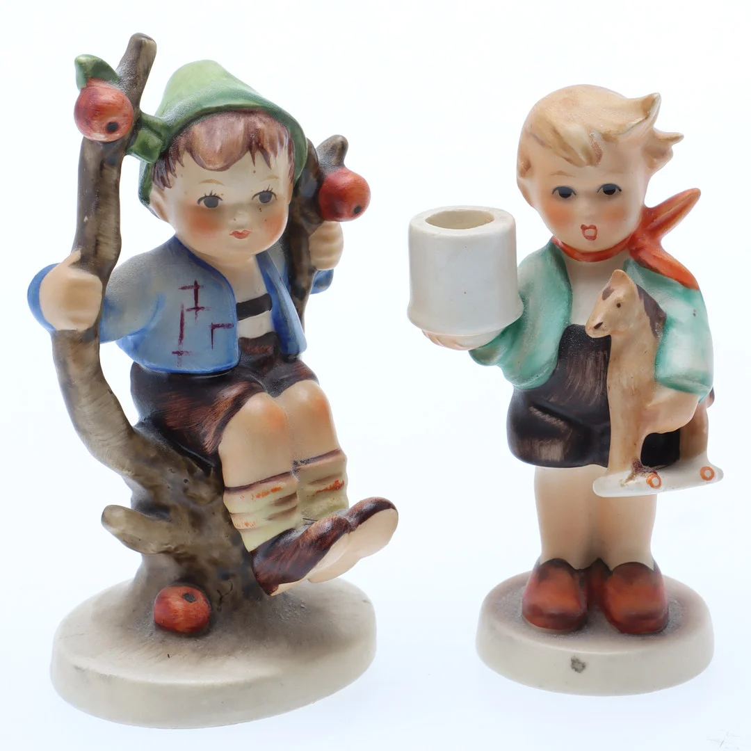 MARIA INNOCENTIA HUMMEL. Figuriner, 2 st, porslin, "Pojke med häst", ljushållare och "Pojke i äppelträd", Goebel, Tyskland, 1960-/1970-tal. — European — Ekenbergs Auktioner