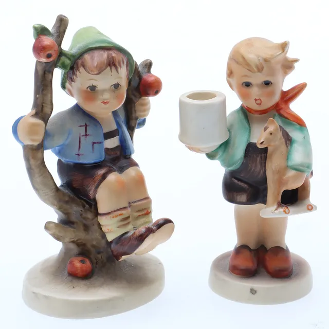 MARIA INNOCENTIA HUMMEL. Figuriner, 2 st, porslin, "Pojke med häst", ljushållare och "Pojke i äppelträd", Goebel, Tyskland, 1960-/1970-tal.