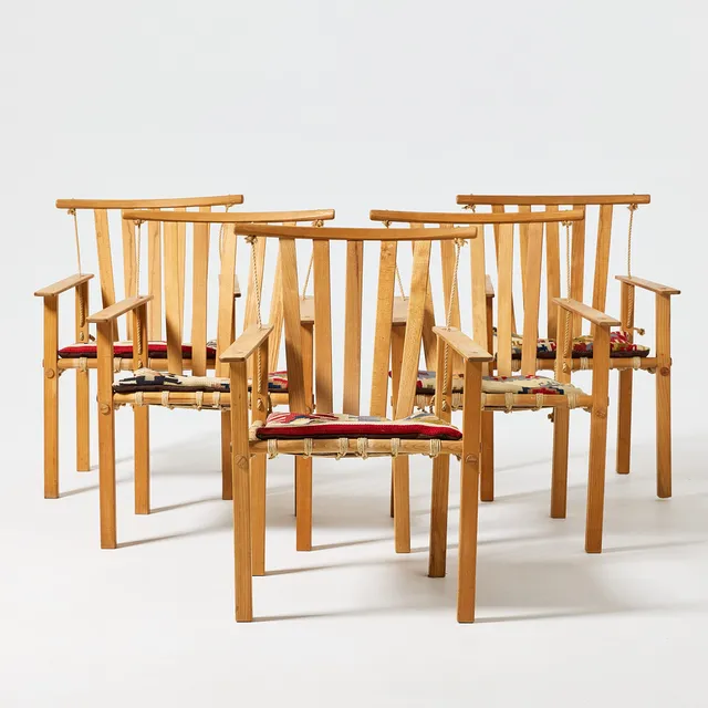 ÅKE AXELSSON. "Ararat", karmstolar, fem stycken, Åke Axelssons verkstad, 1970-tal, rödbok, sits av flätat hampasnöre, lösa dynor i kelim och läder.