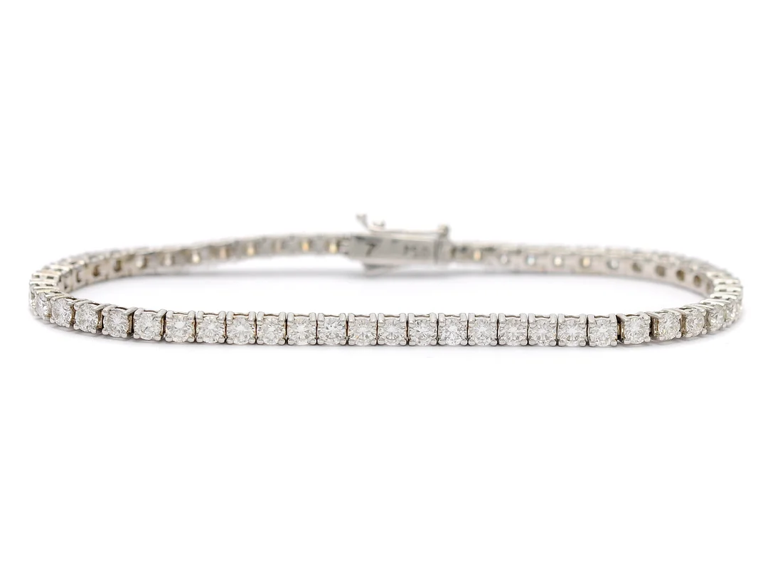 TENNISARMBAND, 18K vitguld, 56 briljantslipade diamanter ca 3,92 ctv, ca W-TCr(H-I)/VS-SI, längd 16,5 cm, vikt 10,6 g. — Smycken/Armband — Kaplans