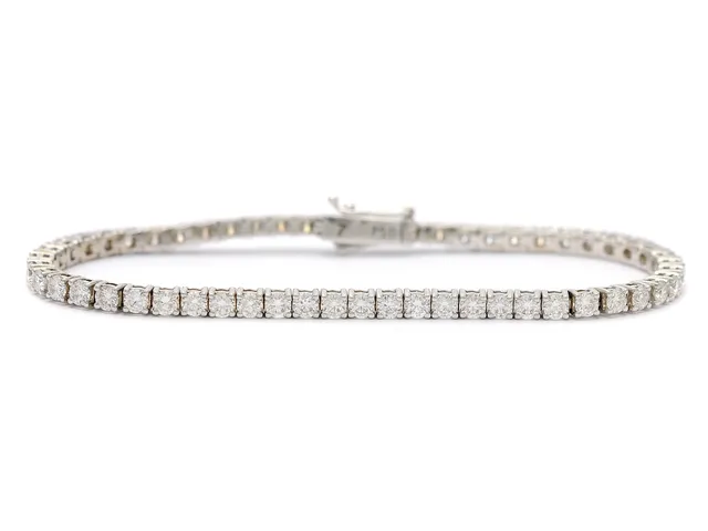 TENNISARMBAND, 18K vitguld, 56 briljantslipade diamanter ca 3,92 ctv, ca W-TCr(H-I)/VS-SI, längd 16,5 cm, vikt 10,6 g.