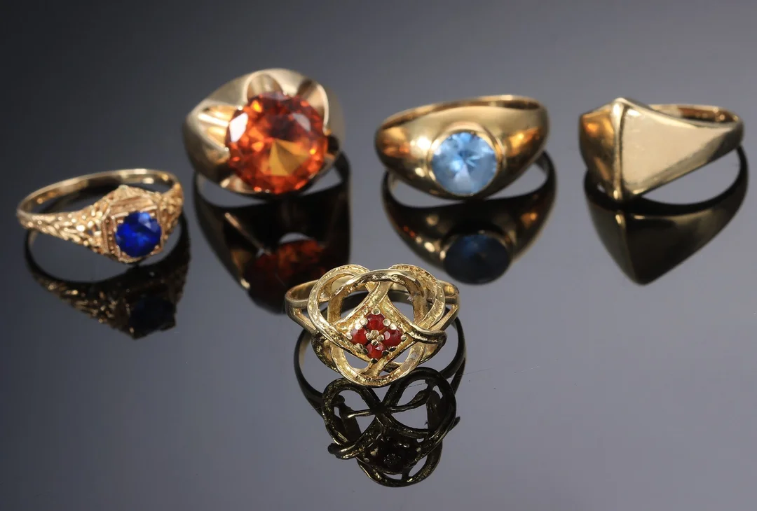 Herman Siersbøl, Gunnar Brokholm, Hans Jensen m.fl. Fem div. retro-/ vintageringe af 14 kt. og 18 kt. guld (5) — Jewellery/Rings — Lauritz