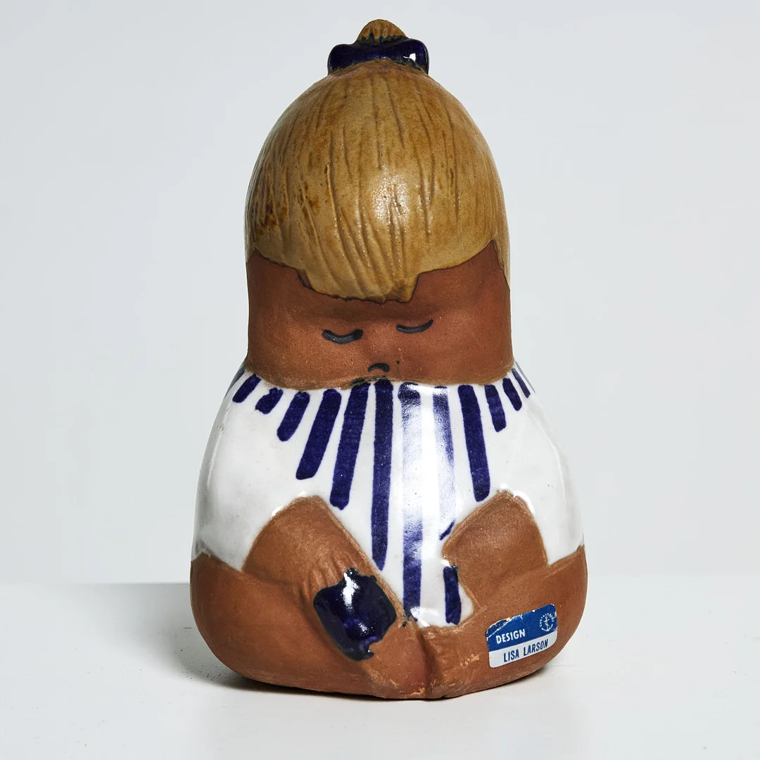 LISA LARSON. Figurin, "Johanna", ur serien Larsons Ungar, glaserad stengods, formgiven 1961, stämplad Gustavsberg, etikettmärkt. — European — Stockholms Auktionsverk Sickla