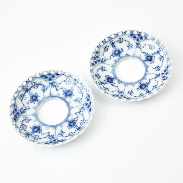 ROYAL COPENHAGEN, ljusmanschetter, ett par, "Musselmalet", Modell 1109.
