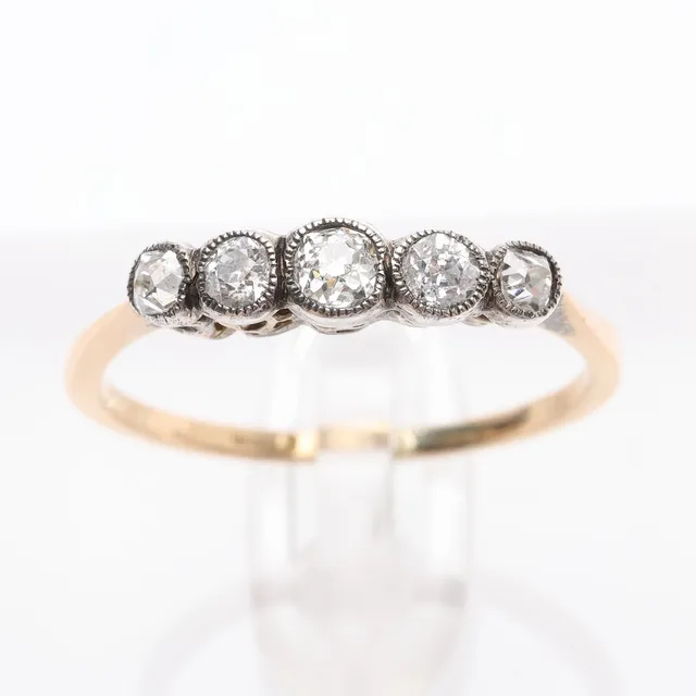 A YELLOW METAL 5 STONE DIAMOND RING MARKED 18C, OLD CUT DIAMONDS 2.31 GRAMS.