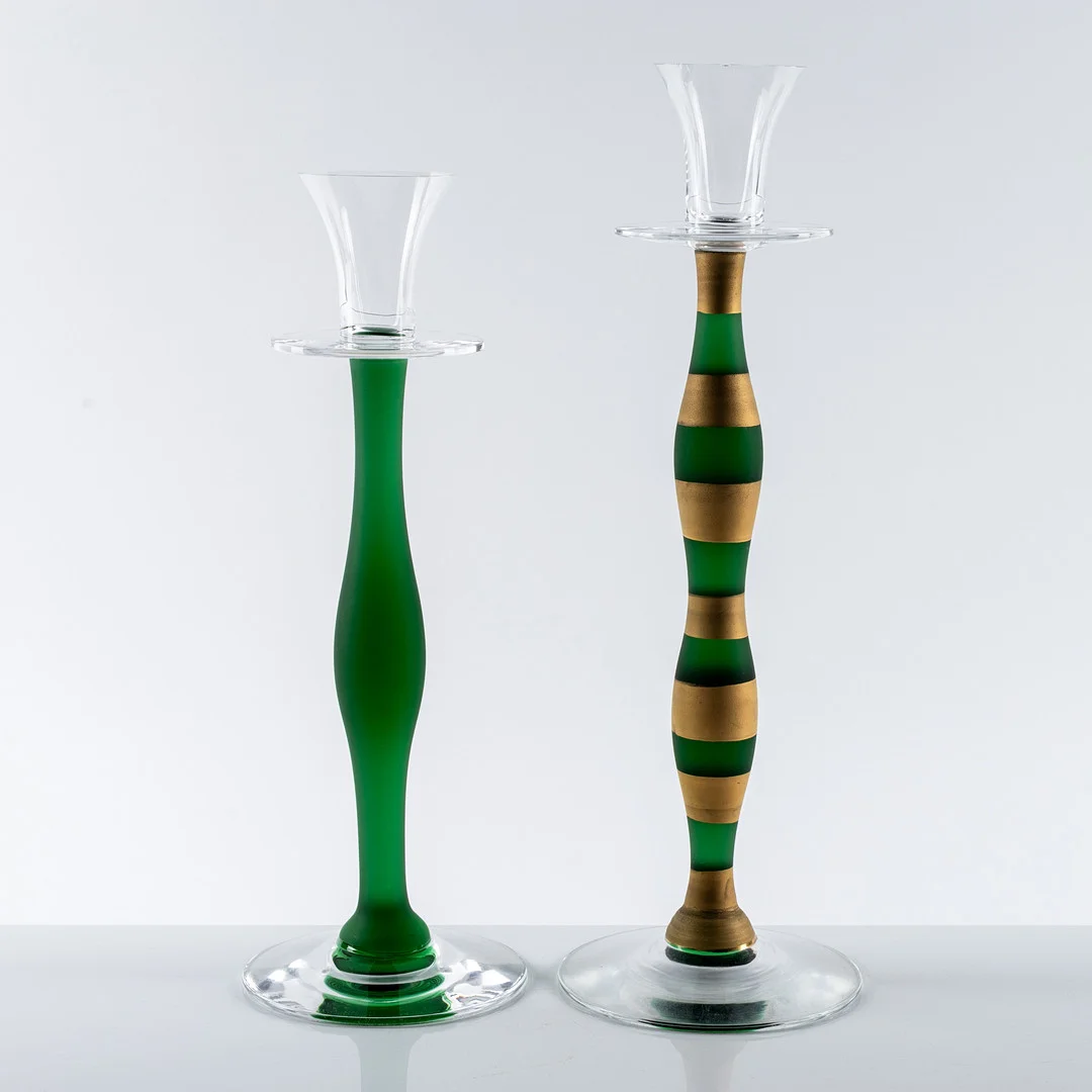 ANNE NILSSON. Ljusstakar, 2 st, glas, "Celeste", en monogramsignerad och en stämpelmärkt Orrefors. — Candlesticks — Auktionshuset Kolonn