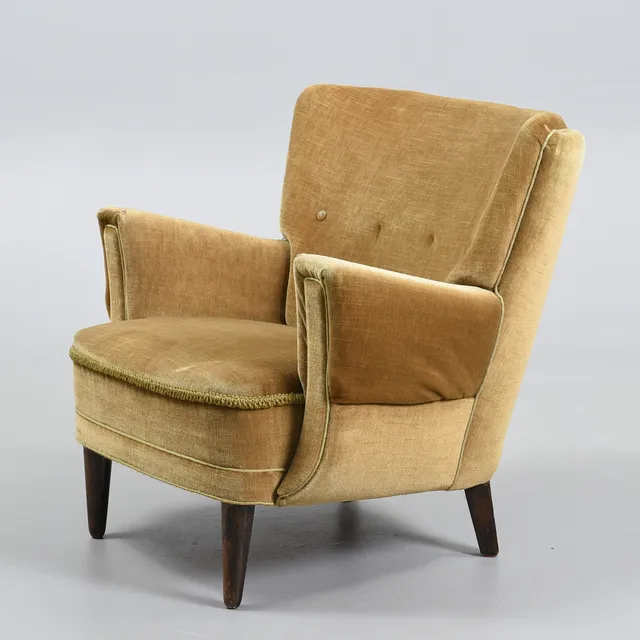 OVERPOLSTRET LÆNESTOL, betræk af grøn mohair, ben af bejdset bøg, dansk møbelsnedker, 1930/1940'erne.