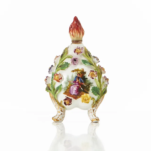 PARFYMFLASKA, porslin, dekor med blomster och figurscen, Carl Thieme Dresden, 1800-tal.