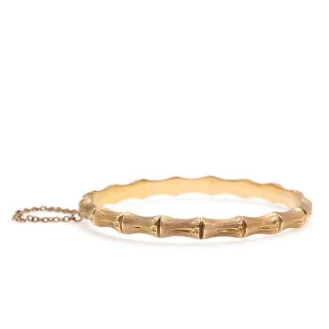 Hinged bangle in 18k gold in shape of bamboo. Weight approx. 15 g. Internal diameter approx. 6.2 cm.