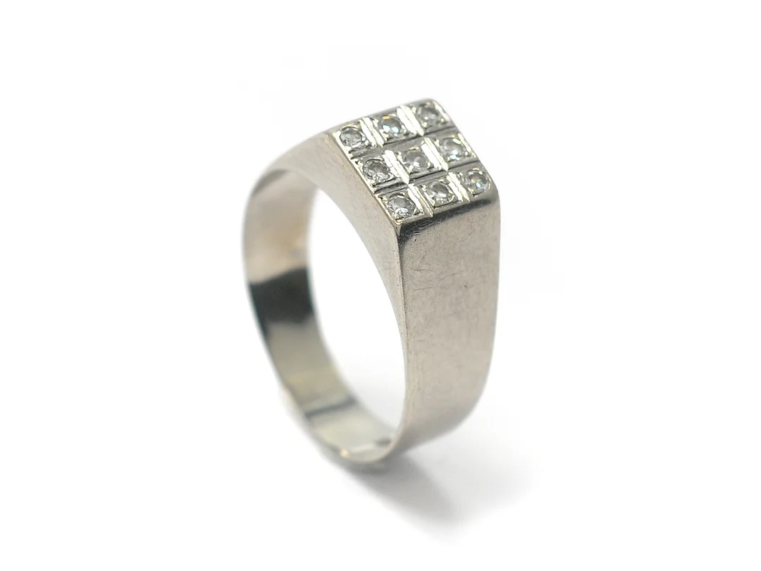 RING, 18K vitguld, 9 åttkantslipade diamanter ca 0,14 ctv, stl 17,25 mm, vikt 3,3 g, Petterssons, Stockholm 1965. — Smycken/Ring — Kaplans