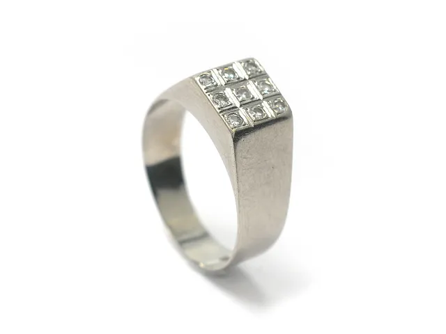 RING, 18K vitguld, 9 åttkantslipade diamanter ca 0,14 ctv, stl 17,25 mm, vikt 3,3 g, Petterssons, Stockholm 1965.
