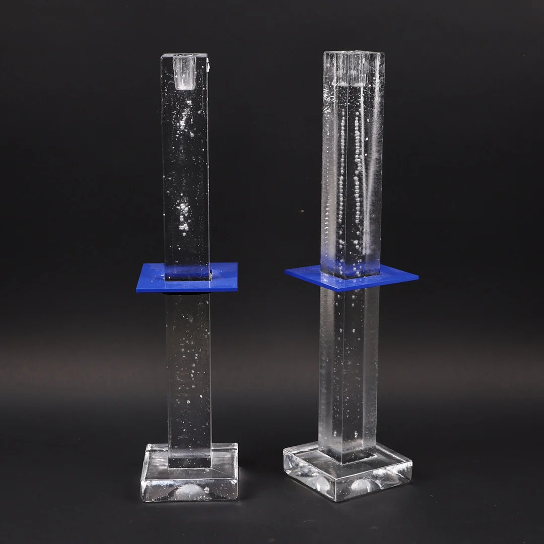 BERTIL VALLIEN. "Tower", ljusstakar i glas, Kosta Boda, 1 par. — Candlesticks — Markus Auktioner