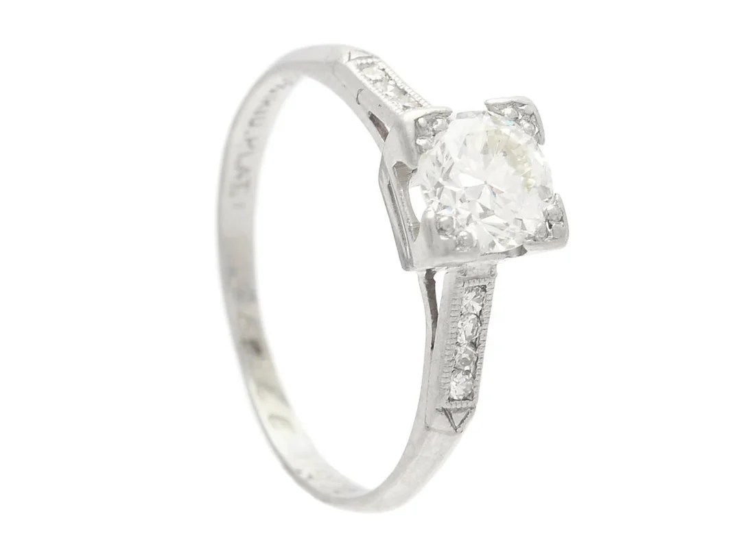 RING, platina, äldre briljantslipad diamant ca 0,70 ct, ca TCa(L)/VS2. 8 åttkantslipade diamanter ca 0,08 ctv, stl 16,25+ mm, vikt 2,6 g, enstaka diamanter med nagg, gravyr. — Smycken/Ring — Kaplans