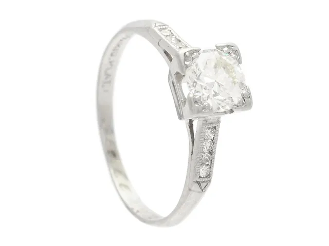 RING, platina, äldre briljantslipad diamant ca 0,70 ct, ca TCa(L)/VS2. 8 åttkantslipade diamanter ca 0,08 ctv, stl 16,25+ mm, vikt 2,6 g, enstaka diamanter med nagg, gravyr.
