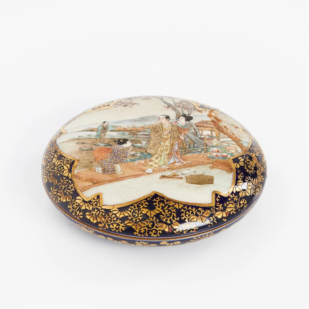 ASK med LOCK, Satsuma, Japan, Meiji (1868-1912), krackelerad med crème-färgad och mörkblå glasyr, rikligt dekorerad med figurscen och lekande pojkar, polykromt bemålad och förgylld, signerad undertill. — Asiatica — Crafoord Auktioner Stockholm