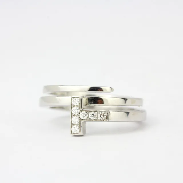 18CT WHITE GOLD TIFFANY & CO DIAMOND SET RING.