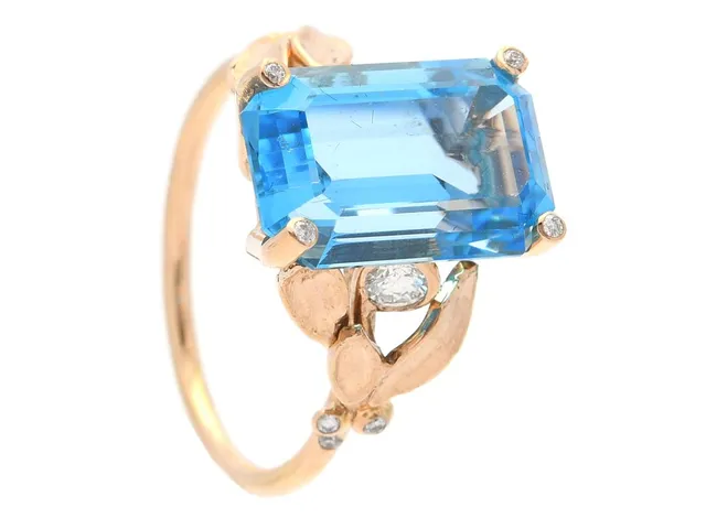 RING, 18K guld, smaragdslipad topas 8,73 ctv, 2 briljantslipade diamanter 0,14 ctv, 9 briljantslipde diamanter 0,04 ctv, Mandelstam, stl 17,5 mm, vikt 5,9 g, originaletui.