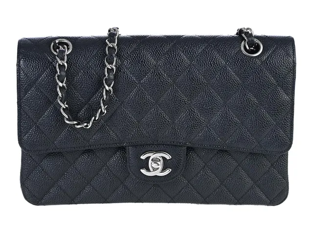 CHANEL, VÄSKA, Medium Double Flap Bag, svart quiltat kaviarläder, silverfärgade beslag, 25x15x6 cm, hologrammärkt 18503332, år 2013-2014. Very Good Condition.