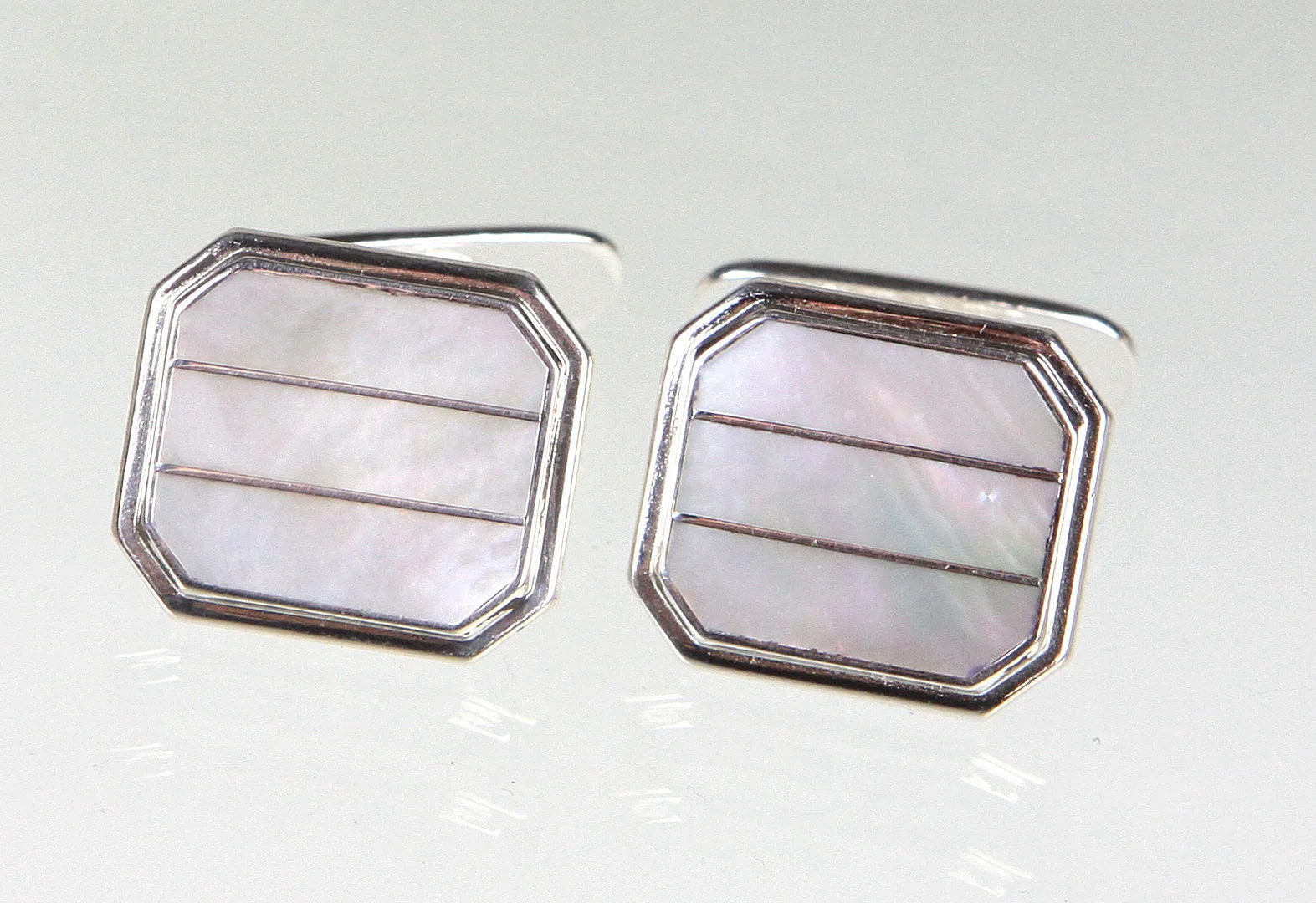 MANSCHETTENKNÖPFE MIT PERLMUTT SILBER 835. — Cufflinks & Tie Pins — Auktionshaus Bossard