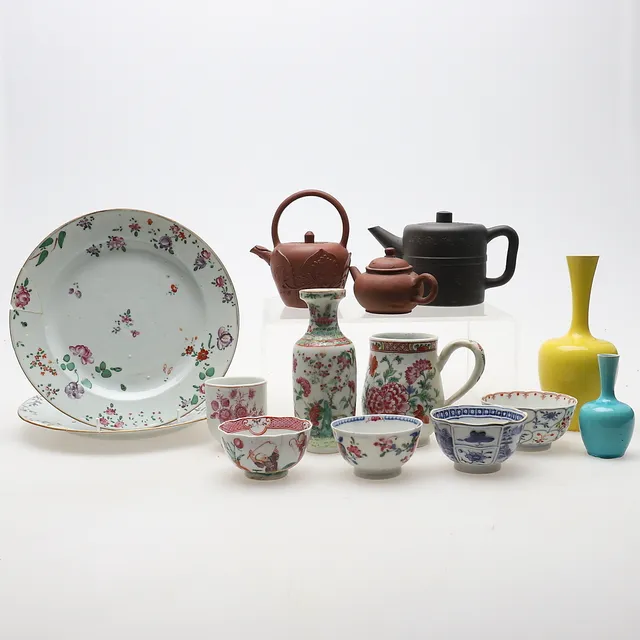 A QUANTITY OF 18TH CENTURY AND LATER CHINESE CERAMICS.