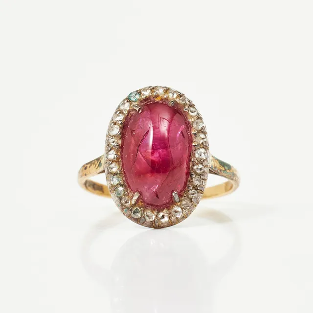 RING, 18 k guld/silver, 1 cabochonslipad syntetisk rubin, bekransad av rosenslipade diamanter, C.G. Hallberg, Stockholm 1926.