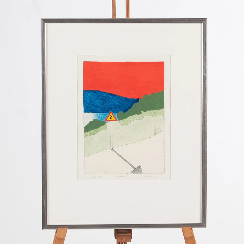 ÅKE PALLARP. Akvarellerad etsning, “Vägmärket”, Signerad Åke Pallarp, monogramsignerad i plåten, Numrerad 5/50. — Paintings — Laholms Auktionskammare