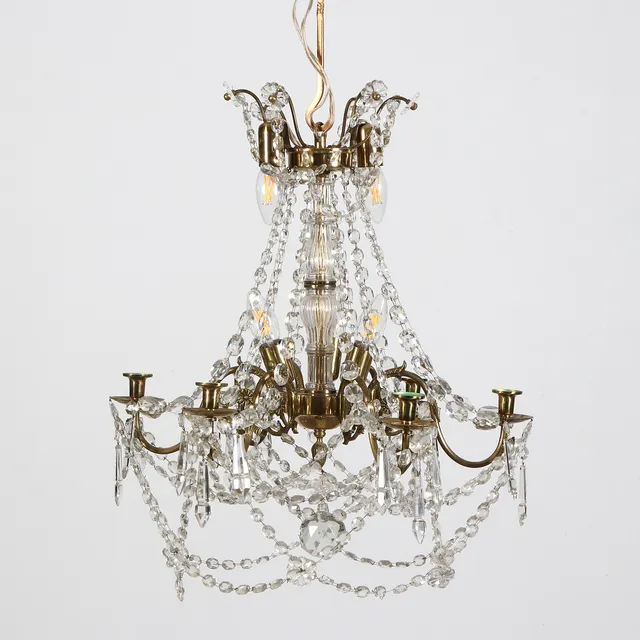 LJUSKRONA MED PRISMOR. Mässingsstomme med glasprismor. Empirestil, 1900-talets andra hälft.