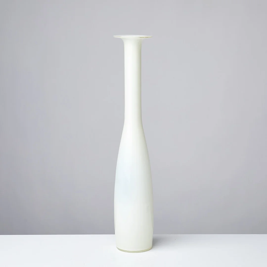OTTO BAUER. VAS, semiopakt vit glas, 1960/70-tal, Holmegaard/Kastrup. — Art glass — Stockholms Auktionsverk Sickla
