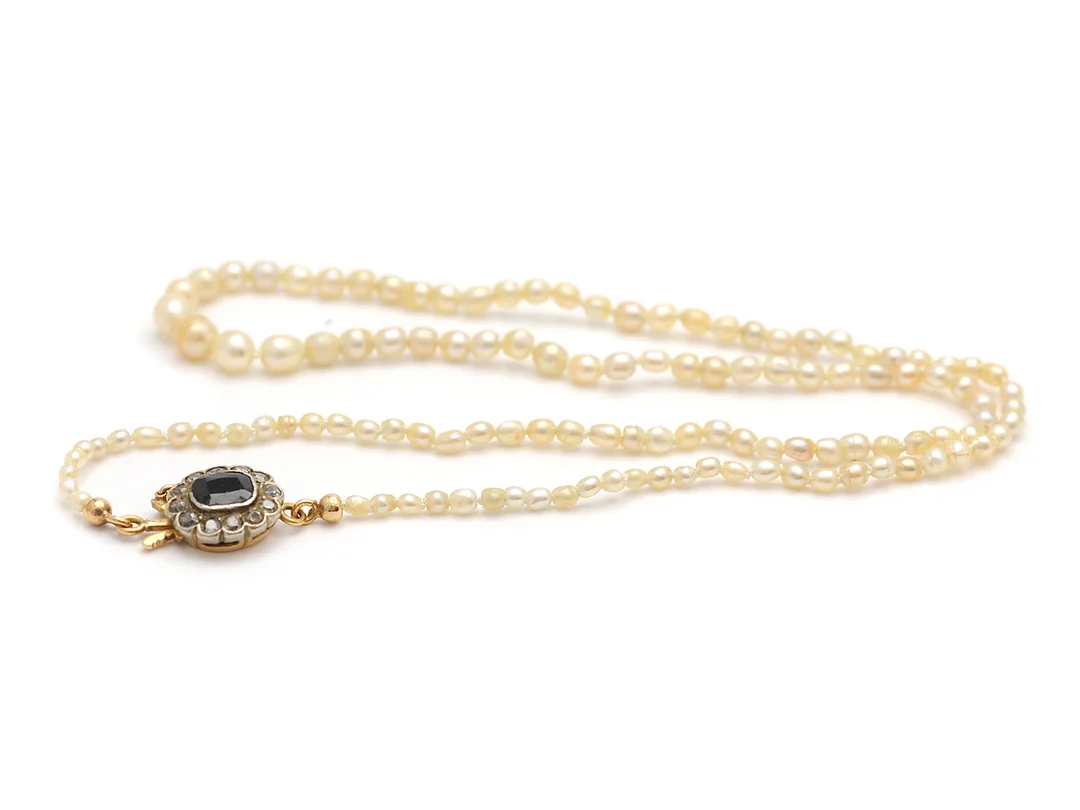 PÄRLCOLLIER, orientaliska pärlor ca 2,0-4,0 mm, offround, lås i 18K guld/silver, blå safir, 12 rosenstenar, längd 37 cm, några rosenstenar med nagg. — Smycken/Pärlcollier — Kaplans