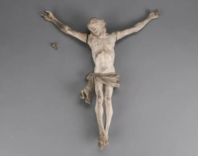 Kristusfigur af træ.