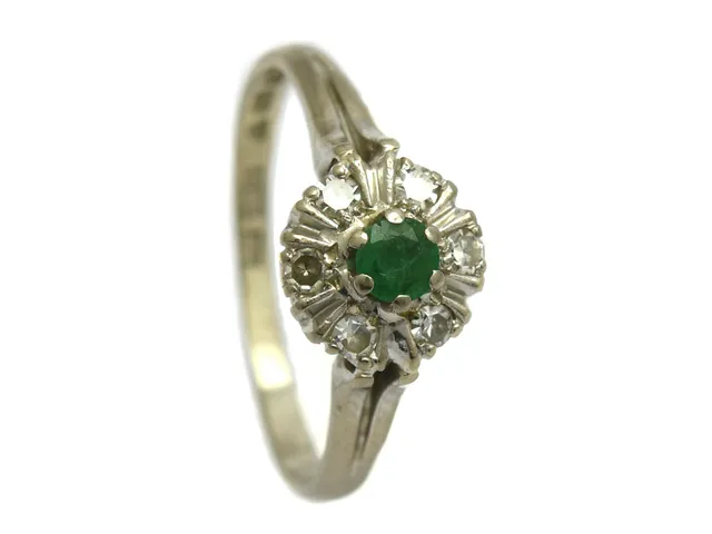 CARMOSÉRING, 18K vitguld, smaragd, åttkantslipade diamanter 0,17 ctv, stl 17,25 mm+, vikt 3,3 g.