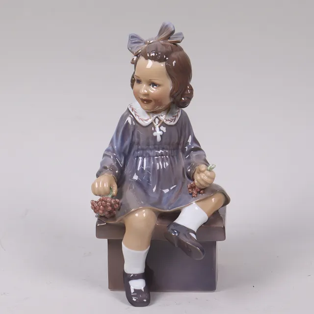 DAHL JENSEN. figurin #1207, Danmark, flicka med bär.