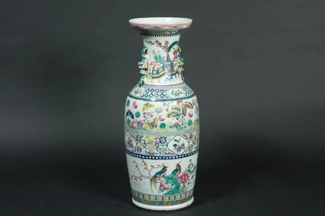 Kinesisk vase af porcelæn, famille rose dekoreret — Hobby and collectibles/Asian art — Lauritz