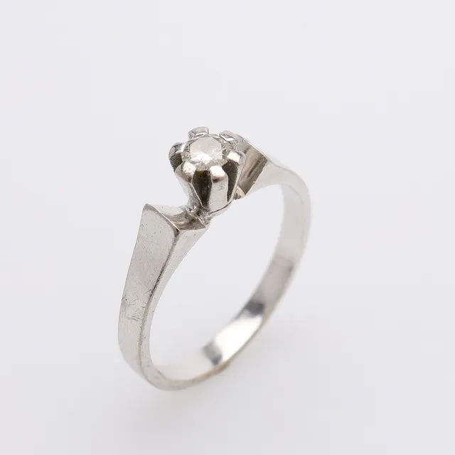 RING, 18K VITGULD, MED DIAMANT OM 0.15 CT ENLIGT GRAVYR, VIKT CA 3,4 GRAM.