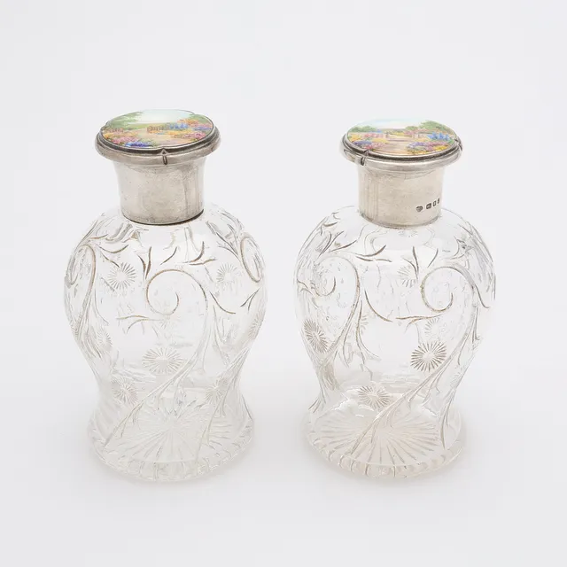 FLASKOR, 2 ST, GLAS MED SILVERMONTERINGAR MED EMALJARBETEN, GOLDSMITHS & SILVERSMITHS CO LTD, LONDON, 1938.