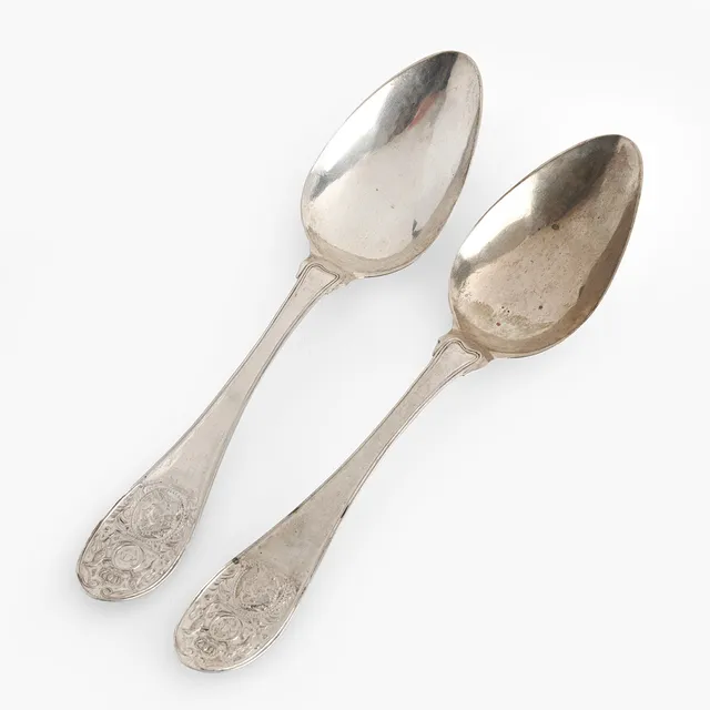 BELÖNINGSSKEDAR, 2 st, silver, med Karl XIV Johans monogram samt porträtt i profil, 1800-talets första hälft, oidentifierad mästare P.L.D.