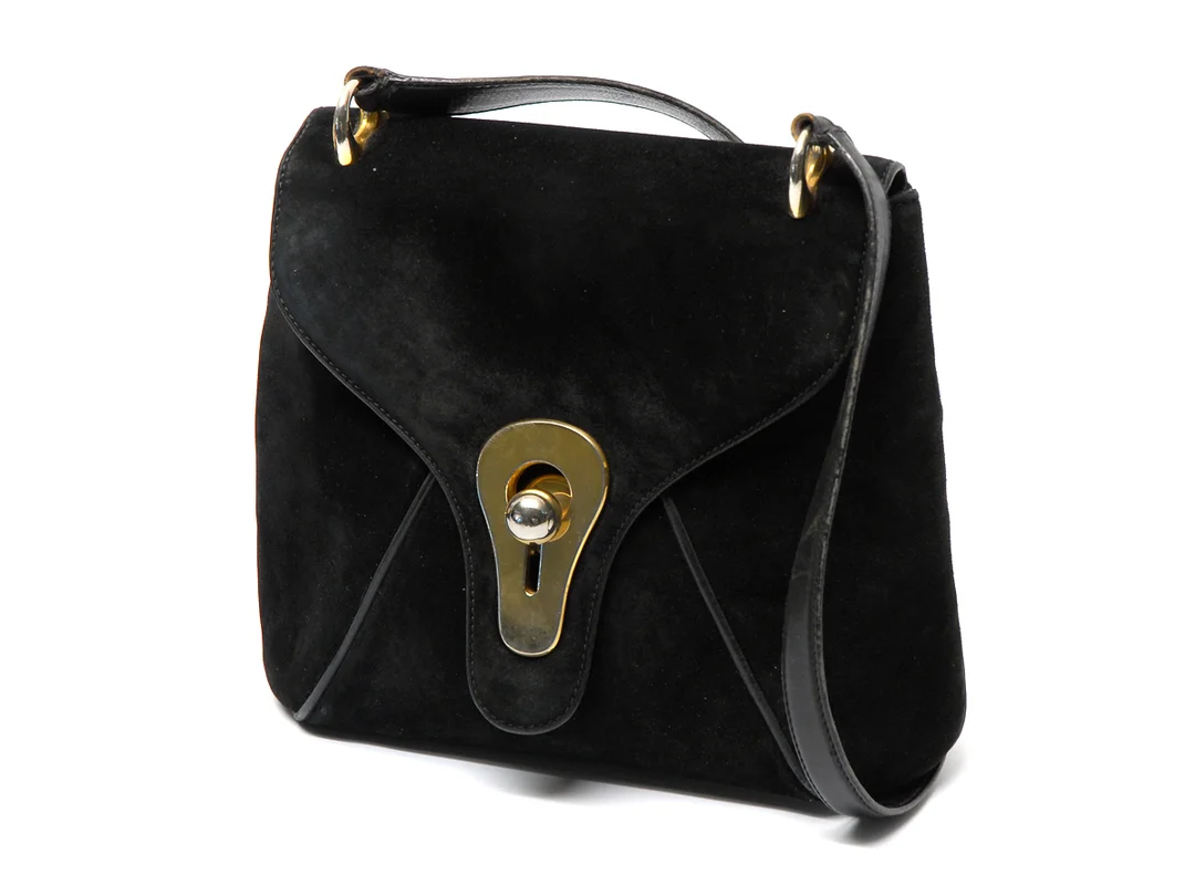 VÄSKA, GUCCI svart mocka/gulmetall 27x22x3 cm ca 1960-tal lite sliten — Accessoarer/Väskor — Kaplans