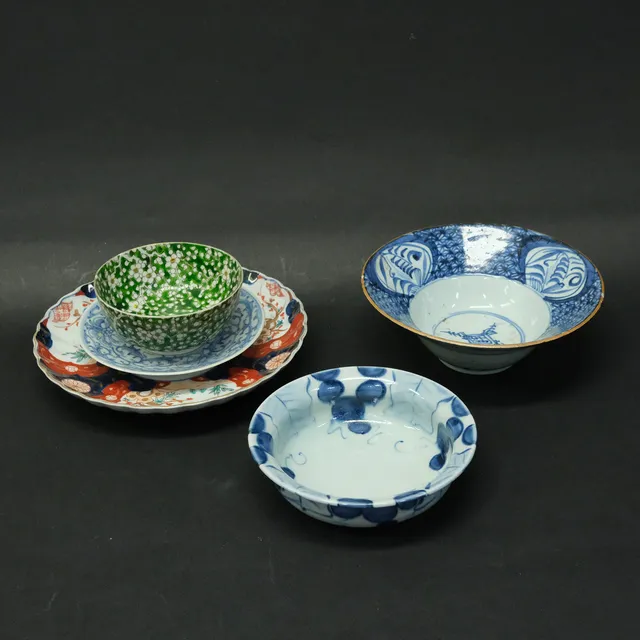 ORIENTALISKT PORSLIN, 1800/1900-TAL, FEM DELAR.