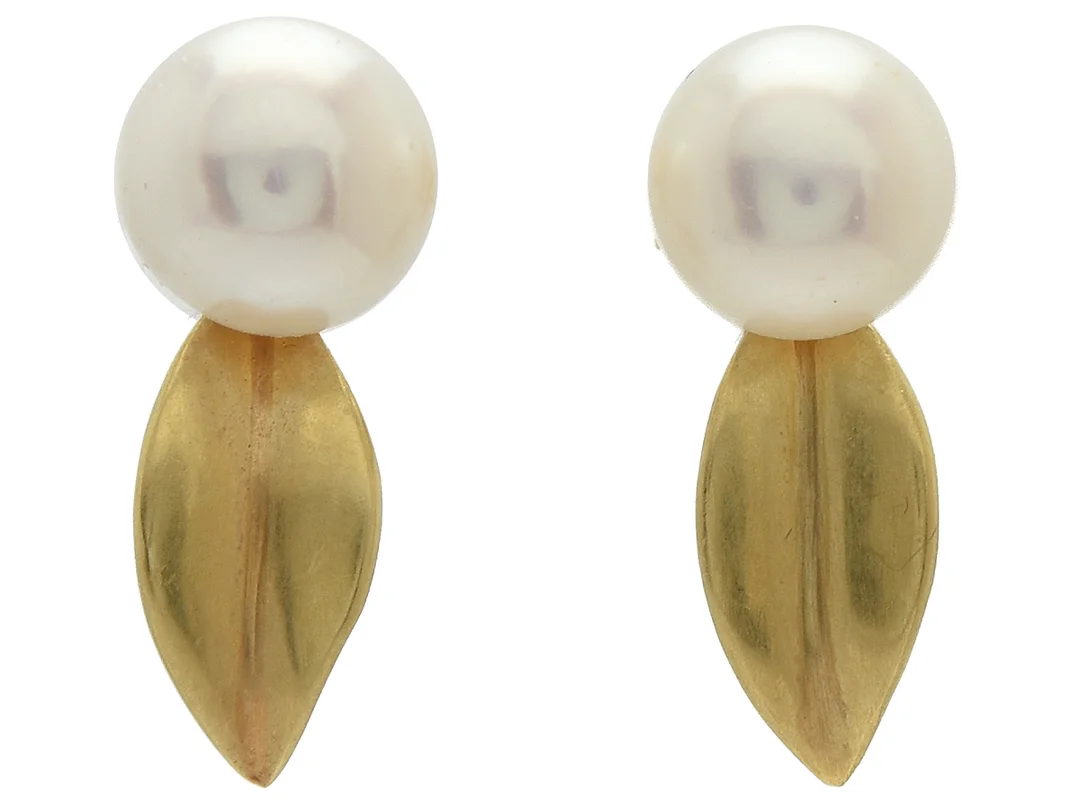 PÄRLÖRHÄNGEN, 18K guld, odlade buttonformade pärlor, ca 7,0 mm, vikt 2,6 g, stift. — Smycken/Pärlörhängen — Kaplans