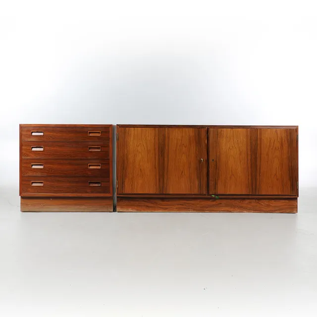 CARLO JENSEN. Hundevad. En kommode og en skænk af palisander, 1960'erne (2).