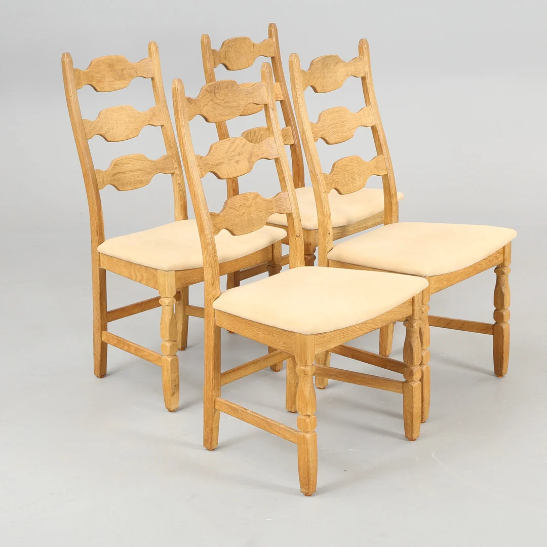 HENRY KJÆRNULF. EFTER. Et sæt på fire stole af massivt egetræ, 1970'erne (4). — Armchairs & Chairs — Bidstrup Auktioner