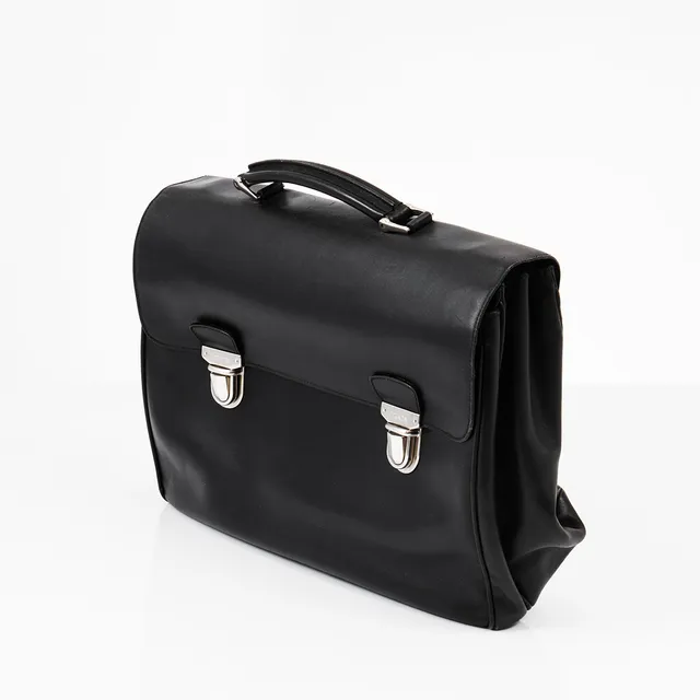 PRADA, portfölj, svart slätt skinn, silverfärgade detaljer, 2 knäppen framtill märkta PRADA, invändigt med 5 fack varav 2 med dragkedja, ett utvändig fack med dragkedja.