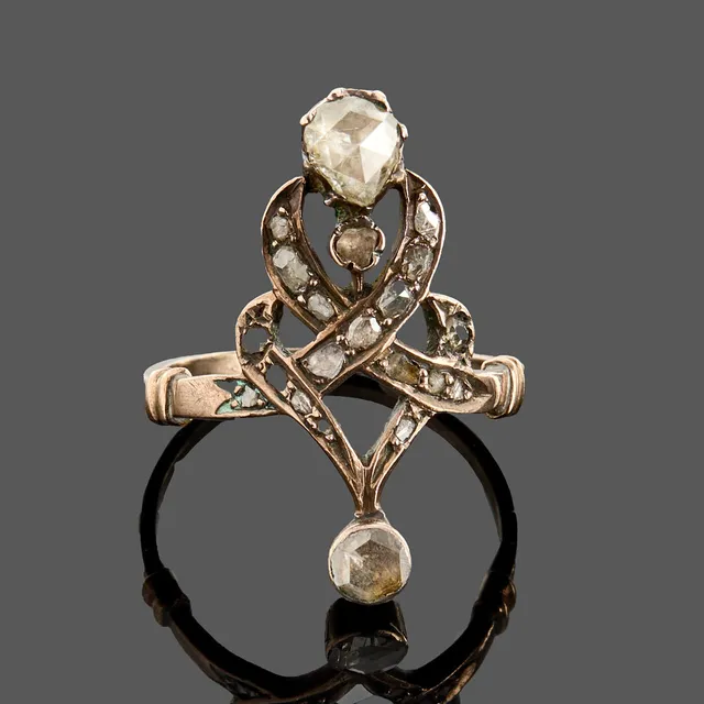 RING, metall-legering, genombruten dekor med 21 st rosenslipade diamanter, art nouveau.