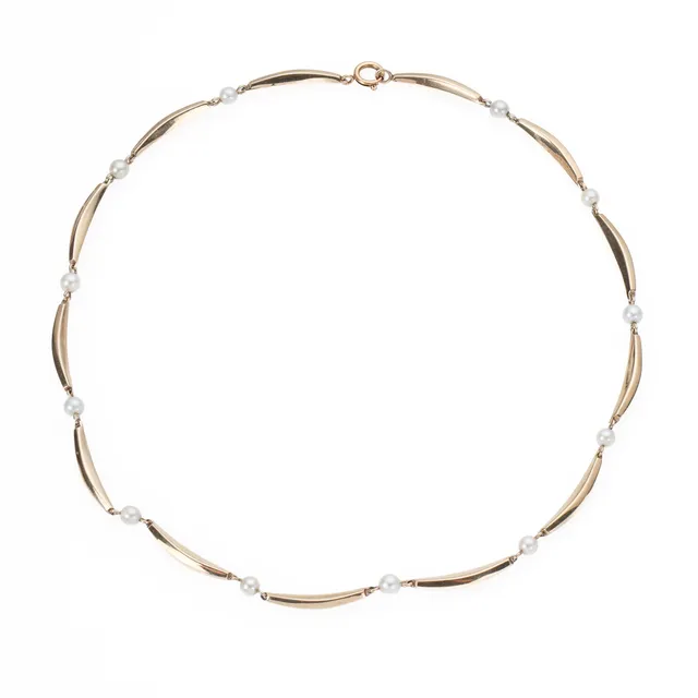 Hermann Siersbøl: Pearl necklace of 14 kt. gold with banana-shaped links, L. 40 cm.
