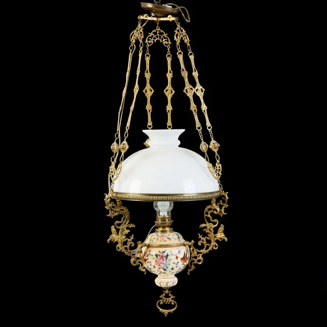 TAKFOTOGENLAMPA, sekelskifte 1900, brännare i majolika kupa av vitt glas.