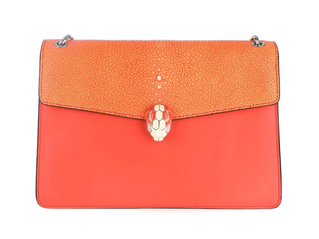VÄSKA, BVLGARI, Serpenti Forever Flap Bag, röd, orange läder, 26x19x6 cm, spegel, dustbag. — Accessoarer/Väskor — Kaplans