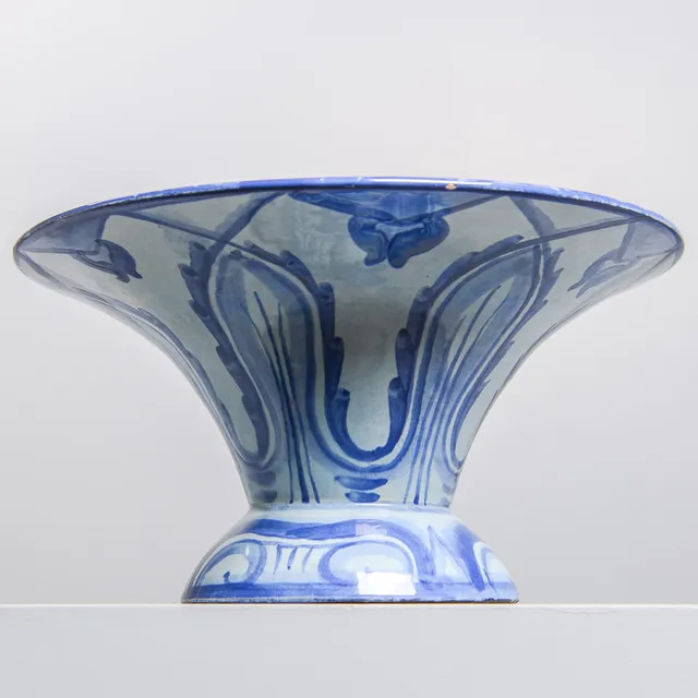 GABRIEL BURMEISTER. SKÅL på fot, modell 5239, Gabrielfajans för Bo Fajans, 1923.