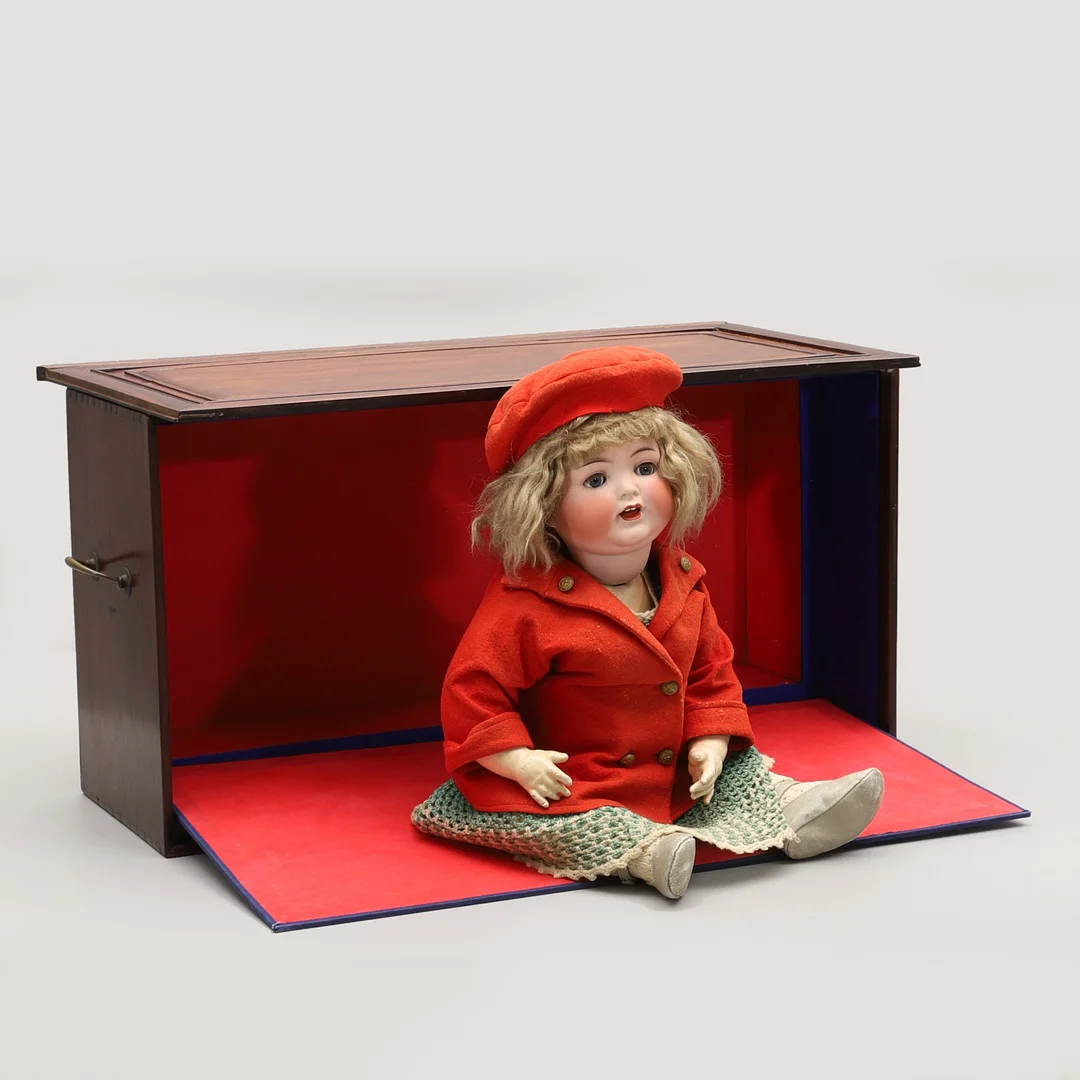 DOCKA, Heubach Köppelsdorf, Tyskland, i låda, 1910-tal. — Toys — Crafoord Auktioner Malmö