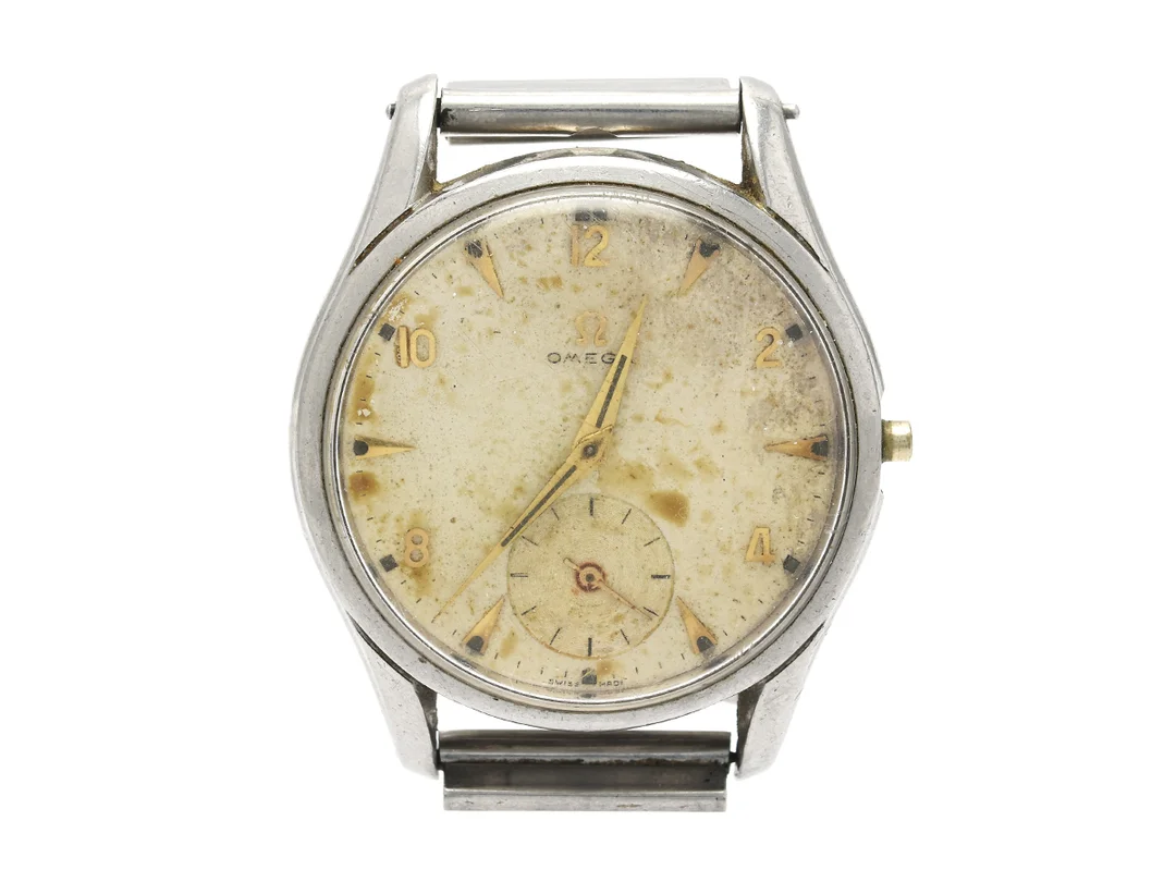 OMEGA, herrur, 36 mm, Cal 266, Serie nr. 13535660, Ref nr. CK 2639, Boett nr. 2639-13, stål (Staybrite), manuell, plexiglas, liten sekundvisare, skadad urtavla, defekt, saknar krona, ca 1953. — Klockor/Omega — Kaplans