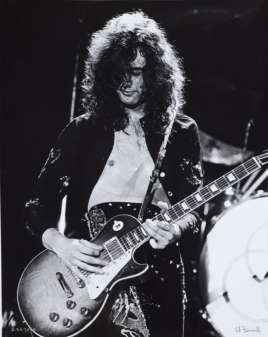 ED FINNELL (USA/SVERIGE, FÖDD 1956). Jimmy Page, Led Zeppelin, "Physical Graffiti Tour'', Los Angeles, 25 Mars 1975, signerat Ed Finnell, numrerat 6/50, C-print, bladstorlek. — Photography — Stockholms Auktionsverk Sickla